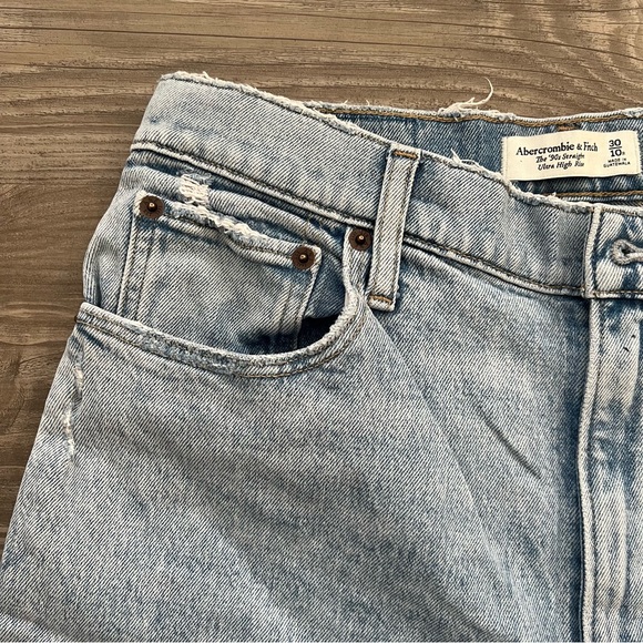 ABERCROMBIE & FITCH 90s Ultra High Rise Straight Jeans in Light Blue Wash - Picture 14 of 16